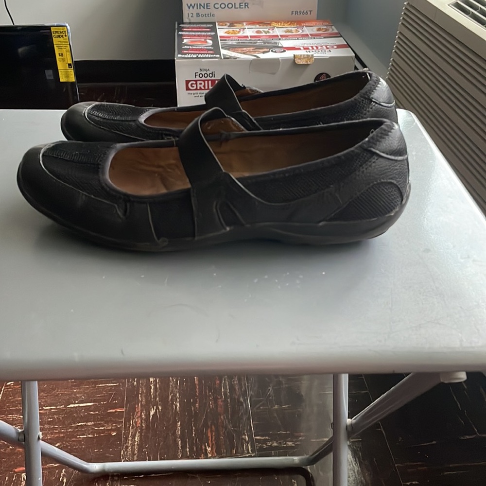 Used Black Shoes Size 9.5 Leather and Fabric Upper - Picture 2 of 3